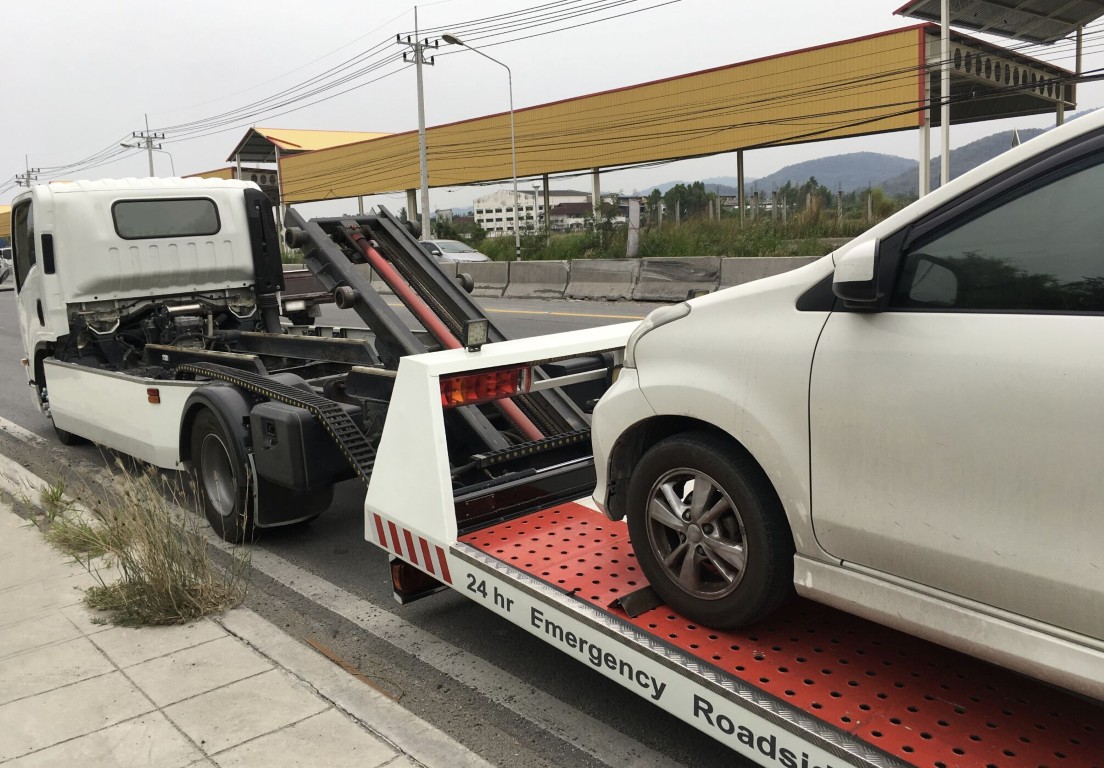 24-hour emergency roadside tow truck providing jump start service