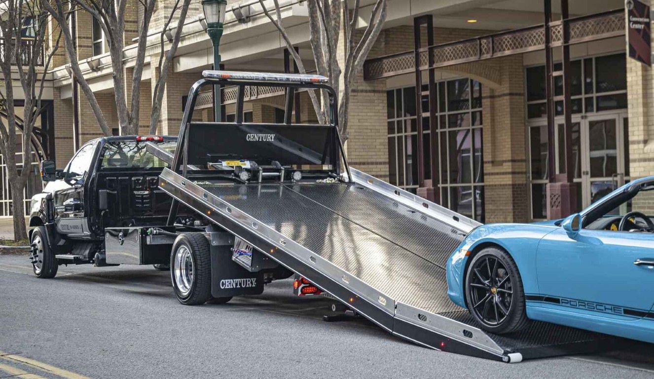 Professional flatbed tow truck ready to load a vehicle in Leucadia, CA