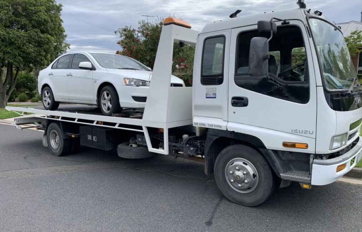 Emergency towing truck responding to a stranded vehicle in Leucadia, CA